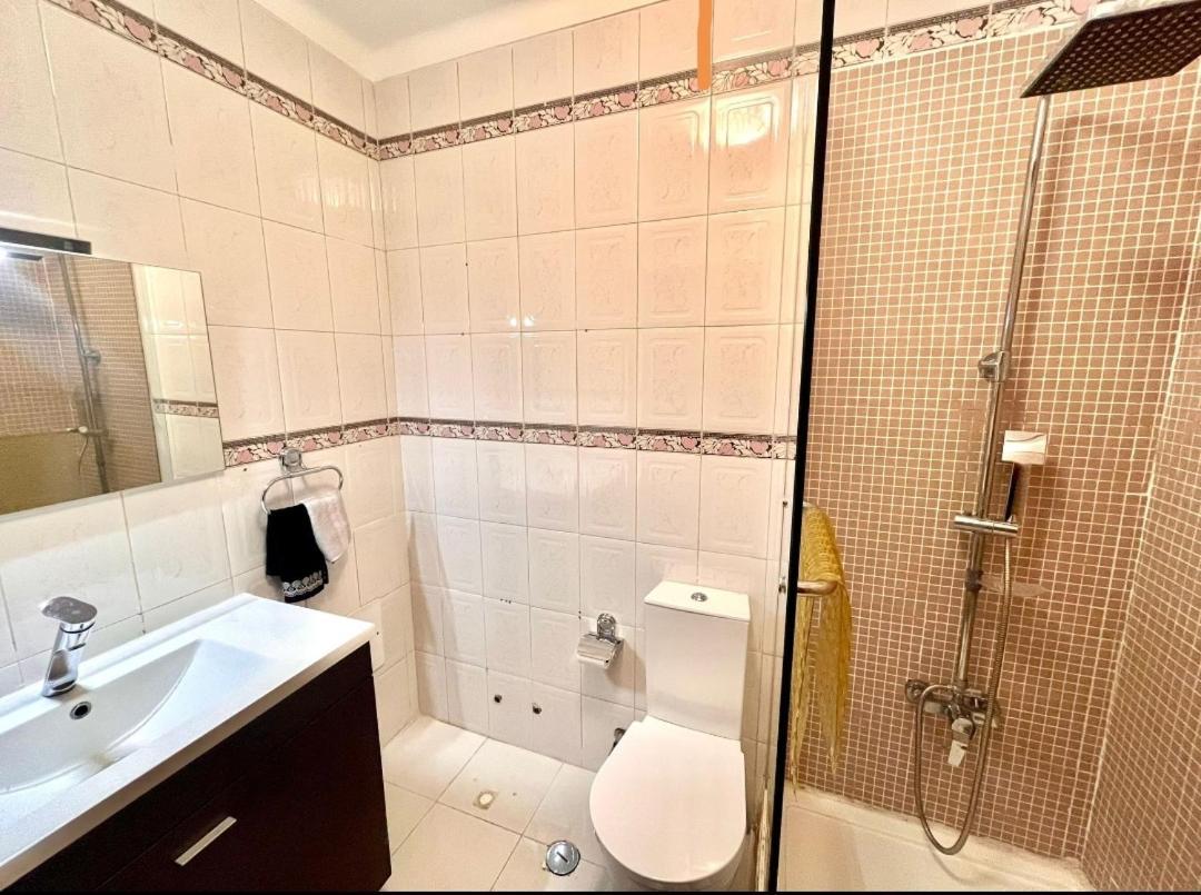 Quarto Boa Localizacao Com Cozinha E Casa De Banho Daire Caparica Dış mekan fotoğraf