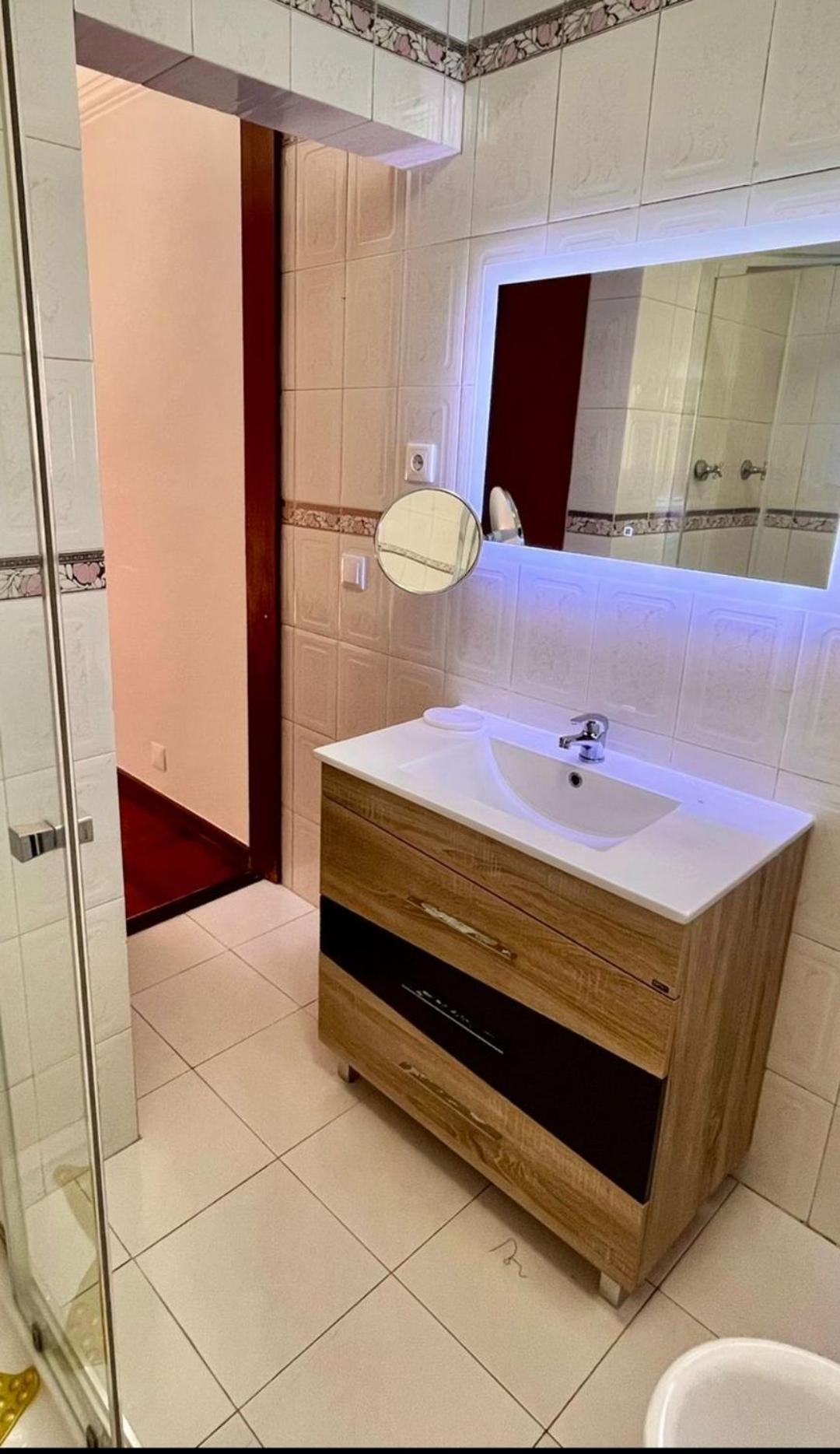 Quarto Boa Localizacao Com Cozinha E Casa De Banho Daire Caparica Dış mekan fotoğraf