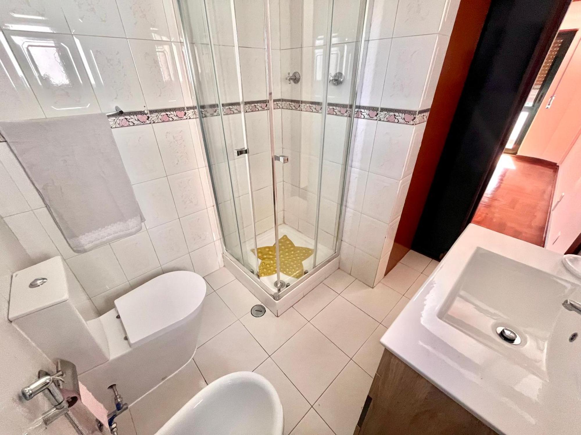 Quarto Boa Localizacao Com Cozinha E Casa De Banho Daire Caparica Dış mekan fotoğraf